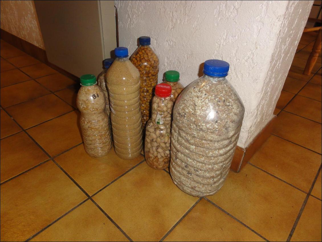 Reconditionnement de la nourriture et stockage dans des bouteilles : gain de poids (emballage), de volume et stockage solide et étanche. Ici, dans le gros bidon de 5 litres : 25 rations de petit déjeuner muesli, lait en poudre et sucre.