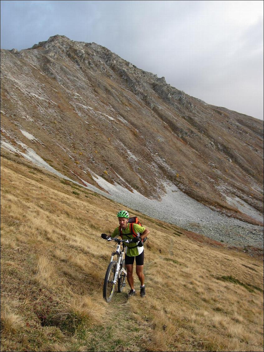 Encore une fin de montée où il faut pousser le vélo. Là encore on a apprécié de n'avoir qu'un sac léger sur le dos