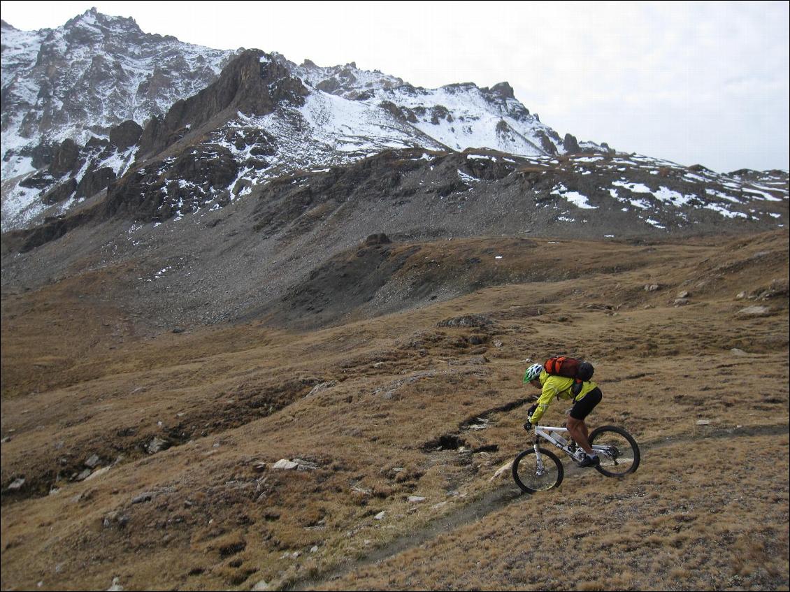 Passage autour de 2800m. La neige est là mais pas sous nos roues. On a beaucoup de chance.