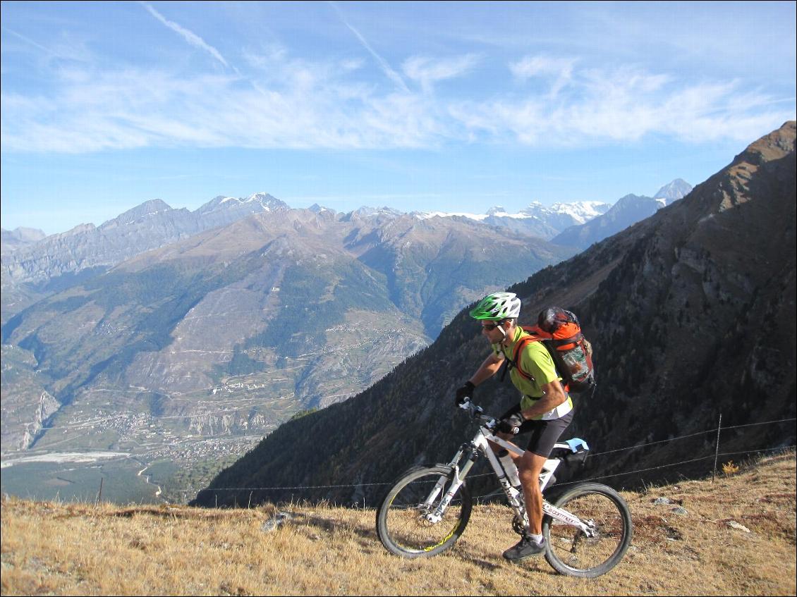 On est en balcon au-dessus des profondes vallées suisses tout au long de cet itinéraire