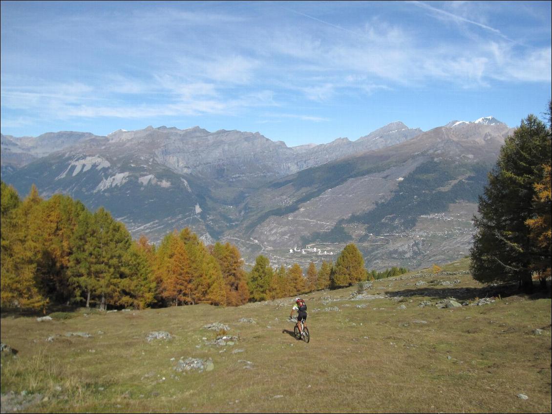 Souvent les sentiers sont à peine tracés et on roule sur de l'herbe (ça glisse). Surprenant...