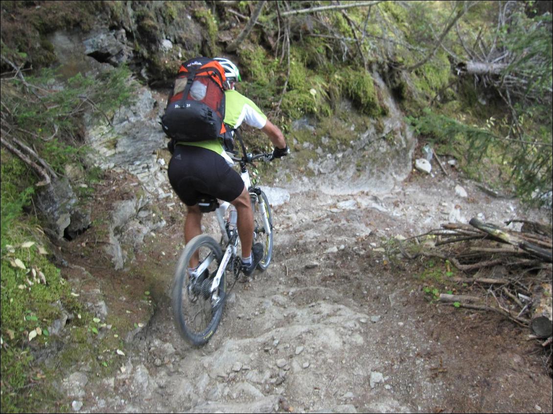 A la descente nos sacs de 5kg environ ne nous gênent absolument pas. Et le soir venu on a le plaisir de bivouaquer dehors. Vive le VTT BUL !