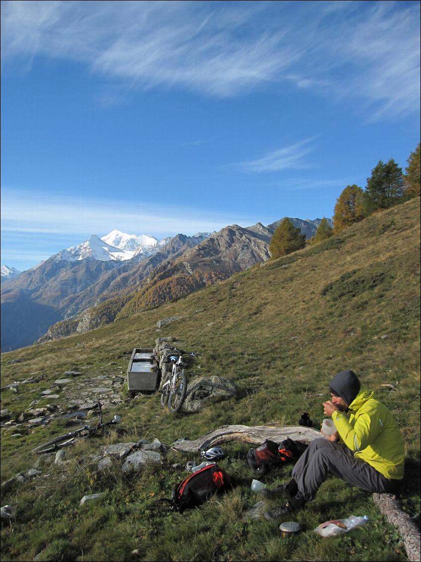 Petit déj au-dessus de la vallée de Zermatt. Ca pèle bien ce matin !