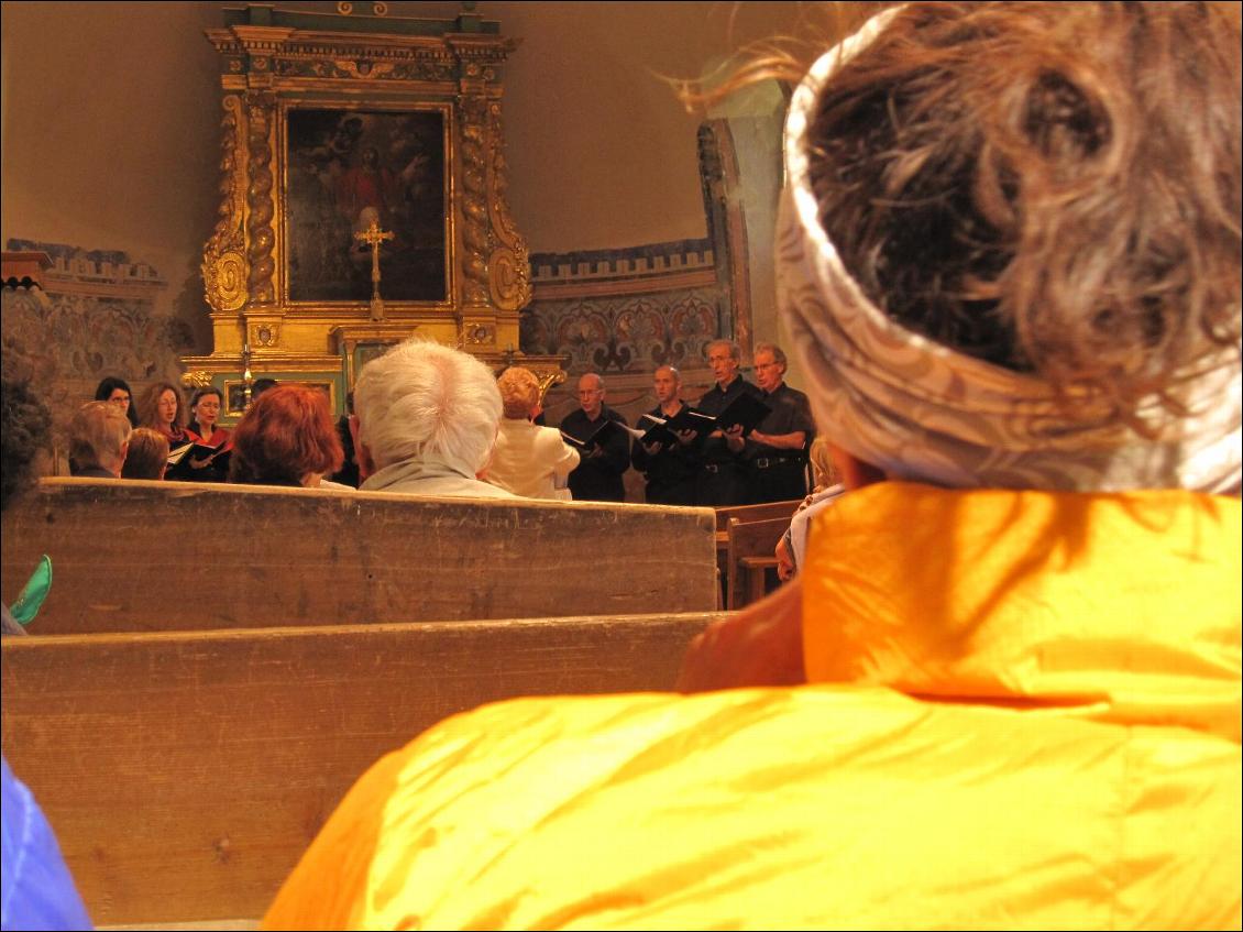 On arrive par hasard dans une petite église lors du concert d'une chorale