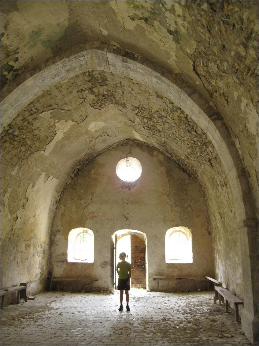 Une église abandonnée pas loin d'un village lui-même complètement à l'abandon