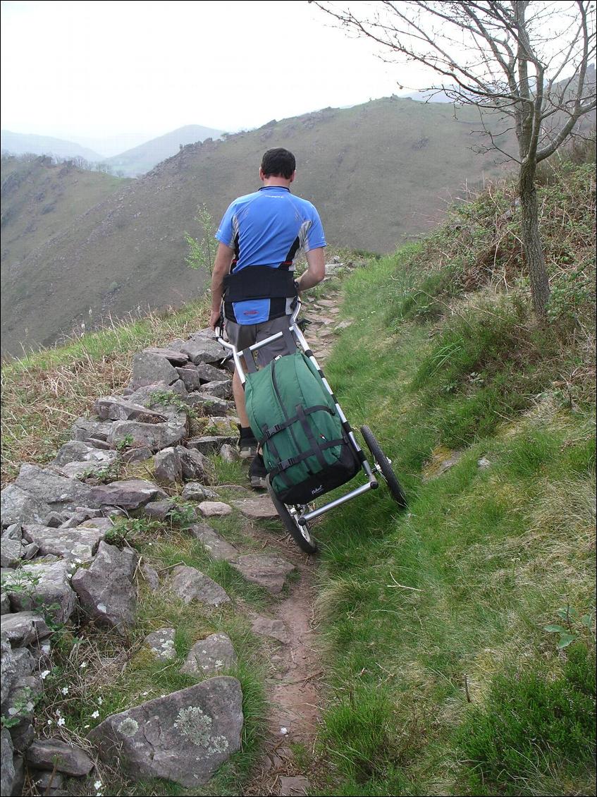 Passage en sentier, la remorque n'est vraiment pas faite pour ça, position fort désagrable à tenir sur des kilomètres