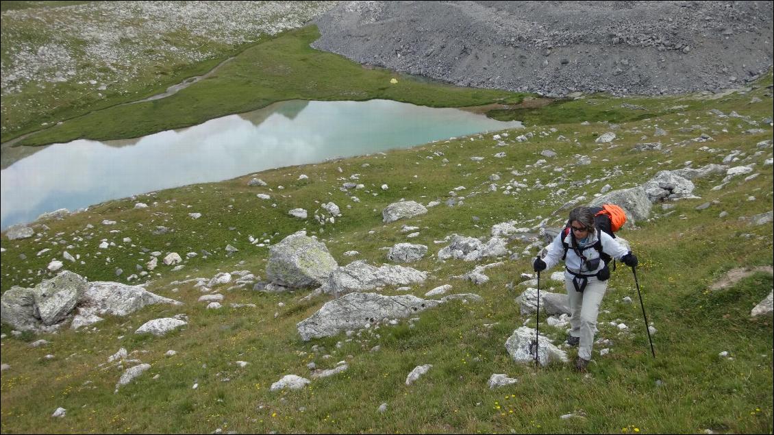 Au-dessus d'un des lacs du Marinet, on aperçoit notre tente au pied du glacier pierreux du Marinet