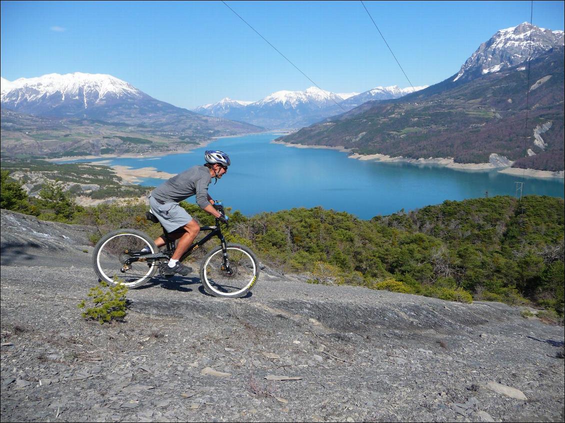 La neige a fondu en bas, ski de rando le matin, VTT l'après midi, une belle journée d'avril bien remplie dans les Hautes-Alpes :-) (photo Damien Juhen)