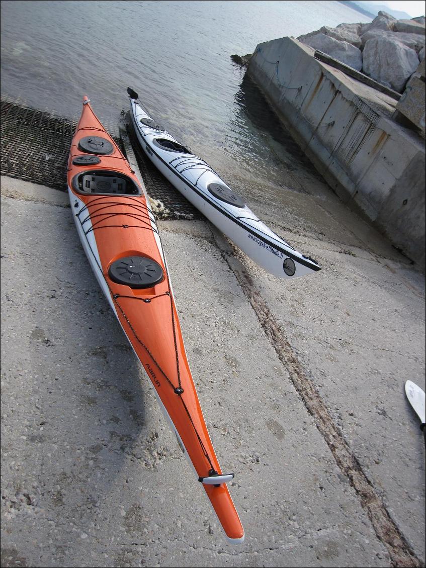 Kayak de mer Marlin de Goltziana (à droite le Nomura)