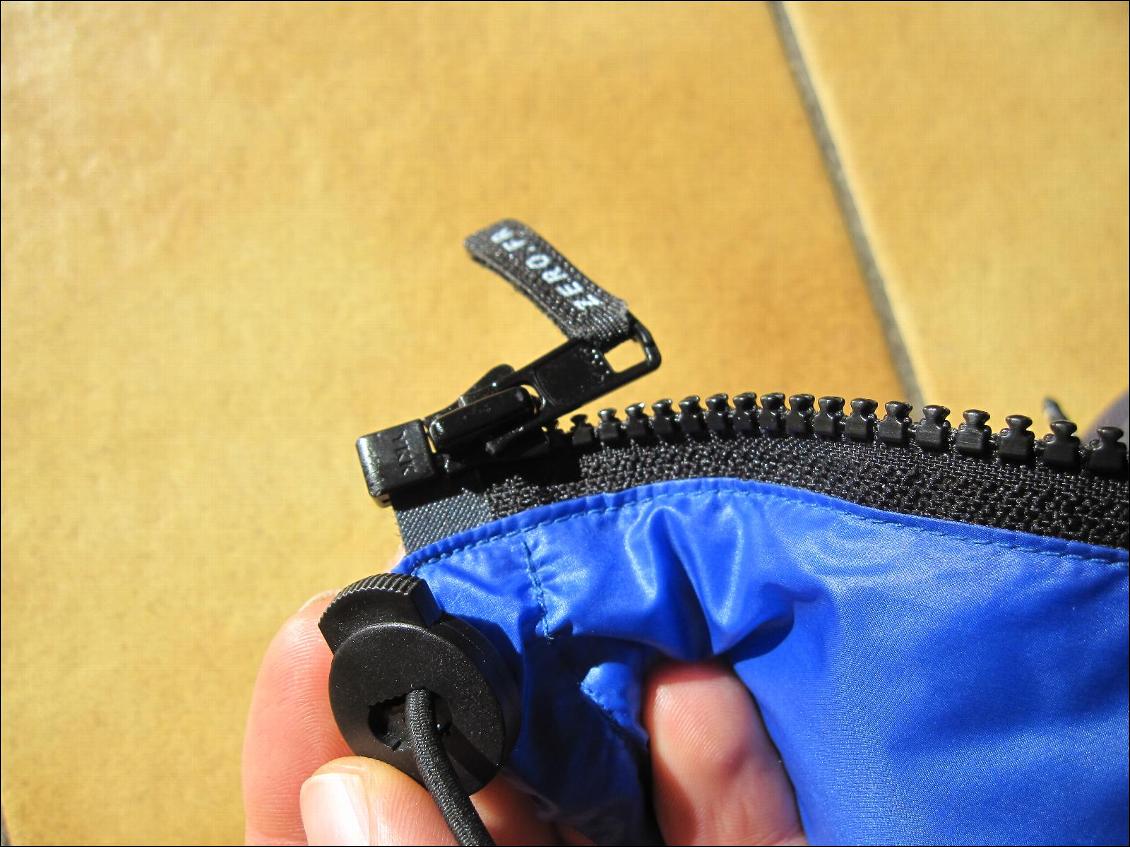 Solide zip YKK simple curseur sur le modèle avec ouverture intégrale. C'est bien de garder un zip costaud sur un modèle si léger car c'est souvent le point faible.