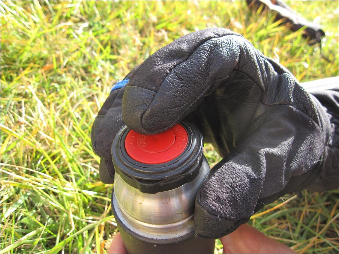 Ce bouchon auto est difficilement utilisable avec des gants