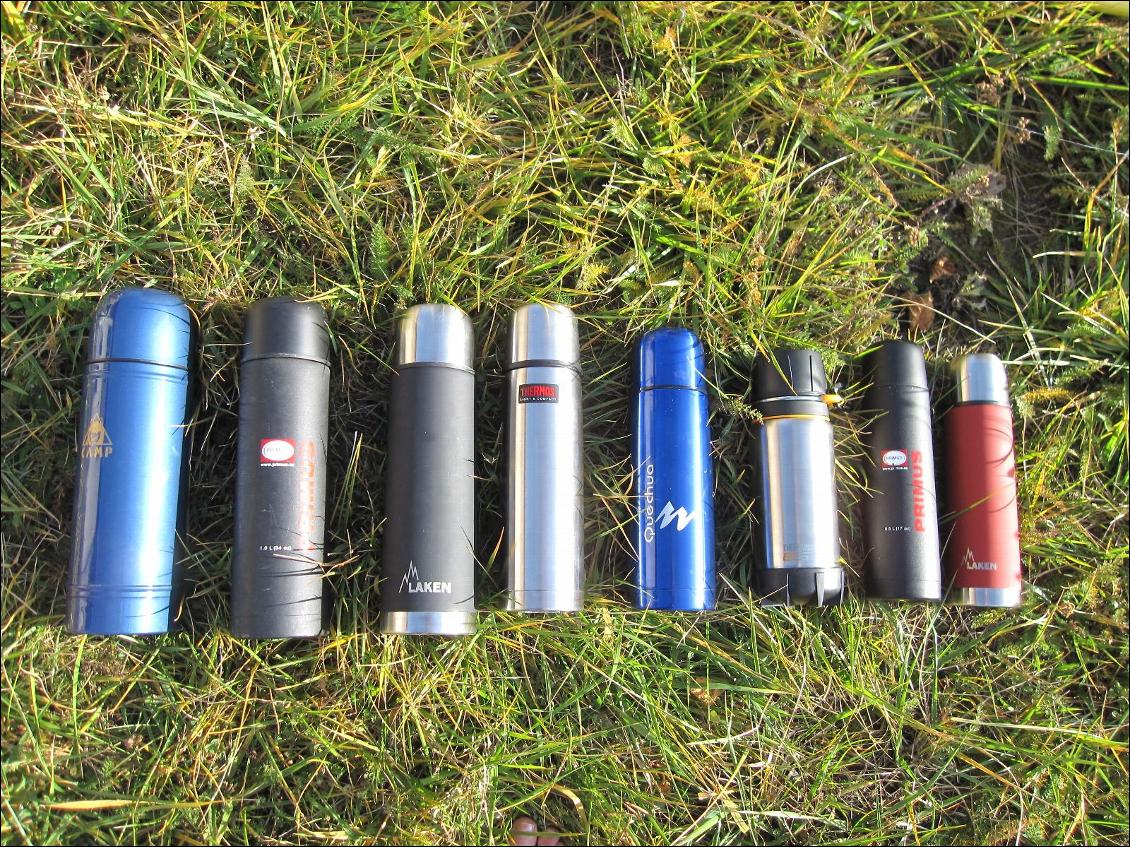 De gauche à droite : Camp 1l, Primus 1l, Laken 1l, Thermos 0,75l, Quechua 0,7l, Thermos 0,59l, Primus 0,5l, Laken 0,5l