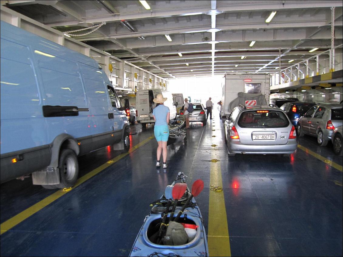 Transport des kayaks entièrement chargés (hors eau) dans les ferries à l'aide des chariots