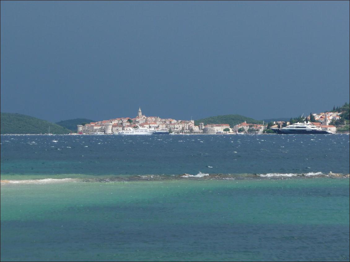 Coup de vent et orage dans le goulet entre Korcula (que l'on voit sur la photo) et Peljesac