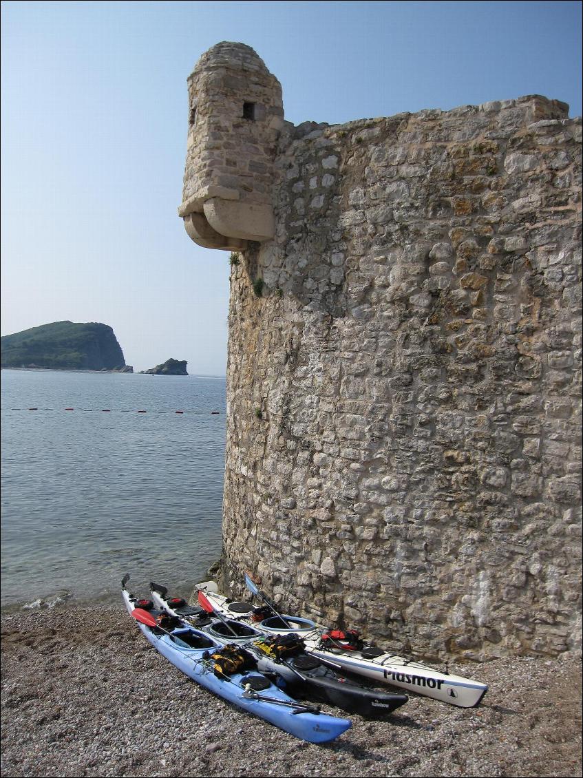 Halte sous les remparts de Budva