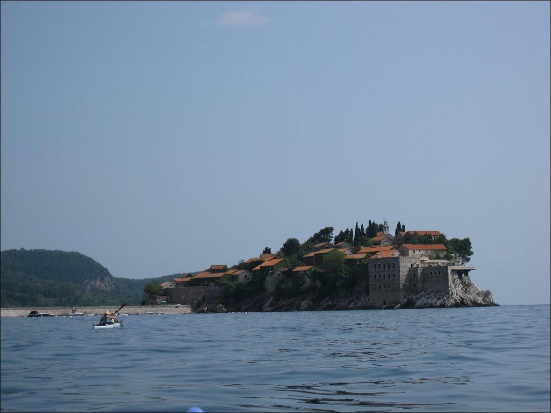 Joli village en péninsule après Budva