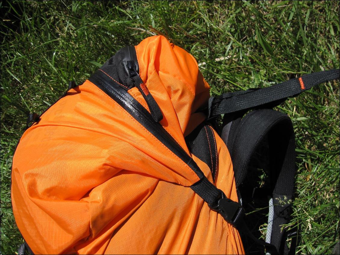 Vue latérale sur le haut du sac, fermé par un zip étanche et des clips