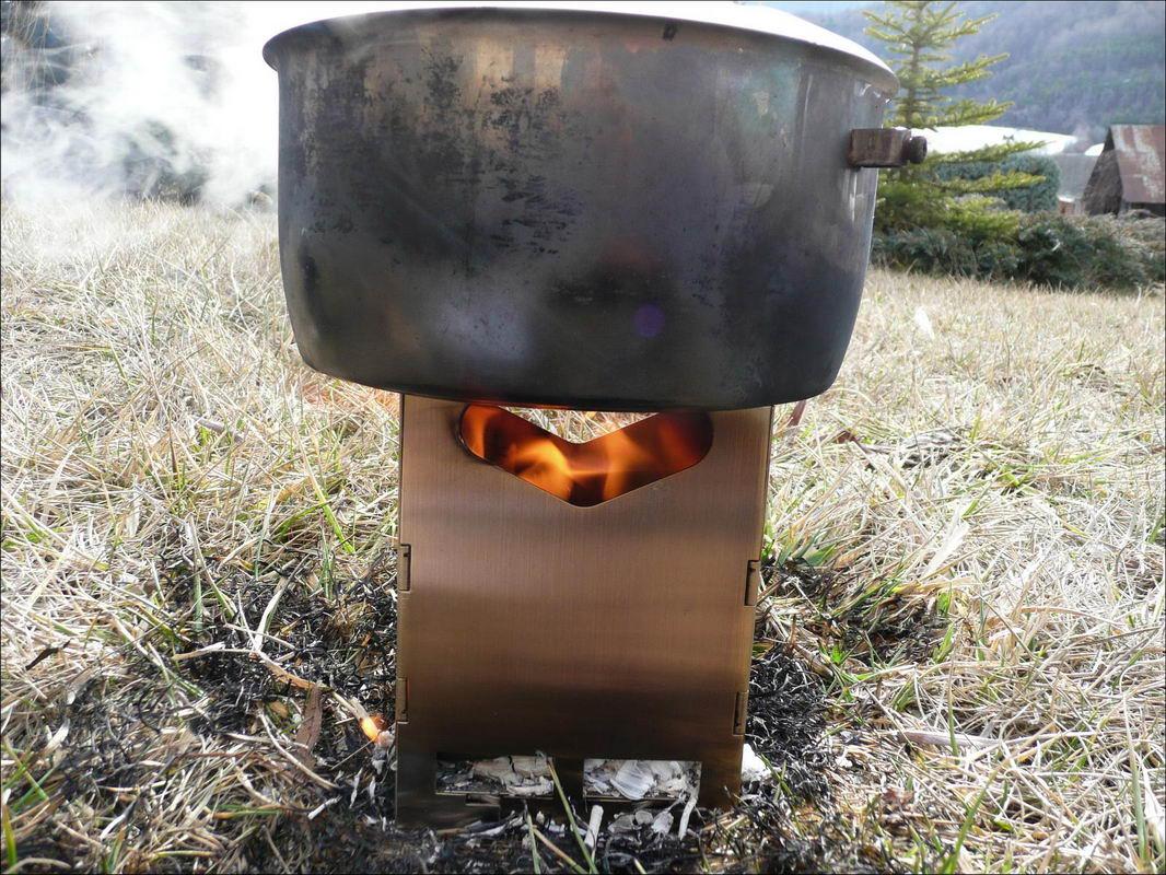 Les larges trous permettent de facilement recharger en bois