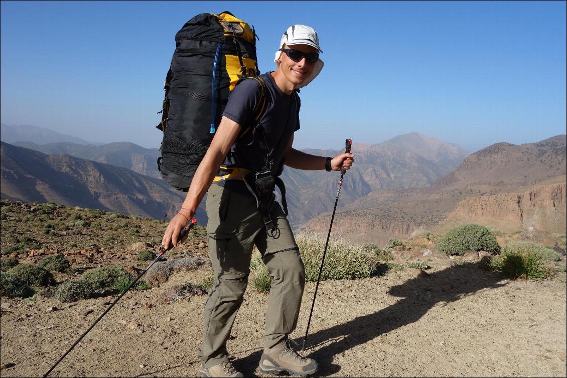 Damien, 27 ans Pyrénéen d’origine, habite dans les Alpes du Sud depuis 4 ans. Électrotechnicien. Moniteur de parapente. Alpiniste complet: glace, mixte, escalade, ski. Vole depuis 5 ans. Aime les longs vols engagés et les grosses conditions, entendre hurler le vario en tirant sur la poignée... Déterminé et infatigable quand il a un truc en tête !