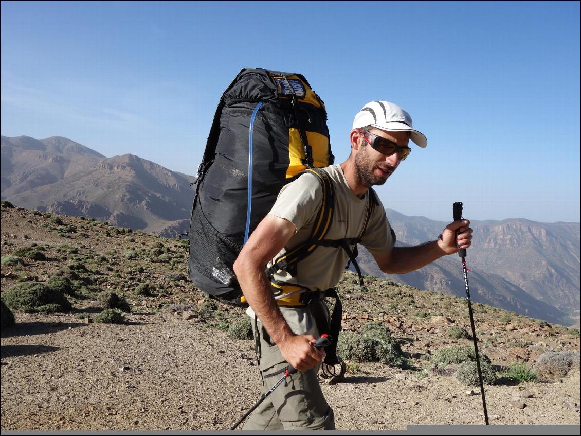 Nicolas, 32 ans Haut-alpin, est né et vit à Embrun. Charpentier et cordiste. Vole depuis 10 ans, grimpeur et musicien. Il aime les vrais thermiques des Alpes du Sud, les longues balades aériennes et les beaux paysages. Toujours de bonne humeur, toujours souriant, toujours prêt à partir. Endurance incroyable. C’est le compagnon idéal pour ce type de voyage !