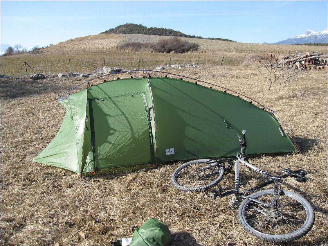 Tente fixée au sol