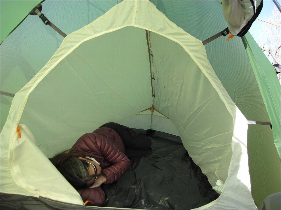 La tente intérieure est assez spacieuse