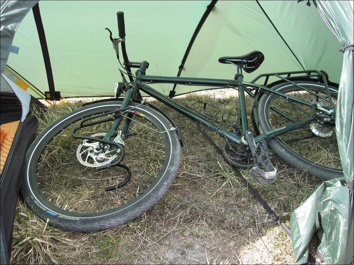 On peut rentrer sans soucis un vélo dans l'abside