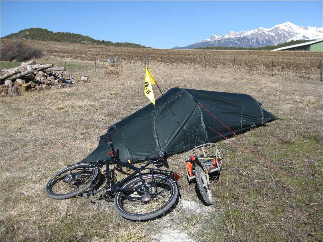 Le matériel de vélo donne l'échelle