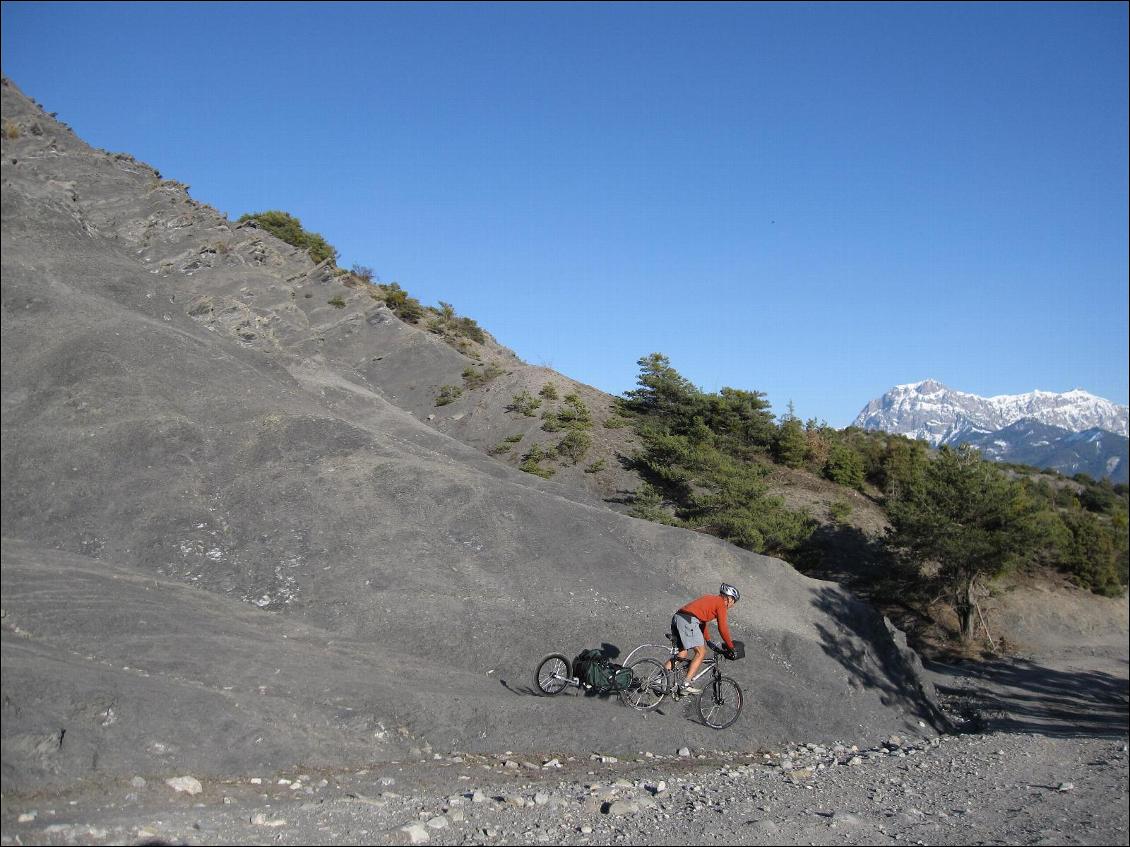 Dommage que la fixation à la tige de selle ne soit pas très performante car en tout-terrain elle a tendance à tourner ce qui gâche les performances de la remorque pour cet usage