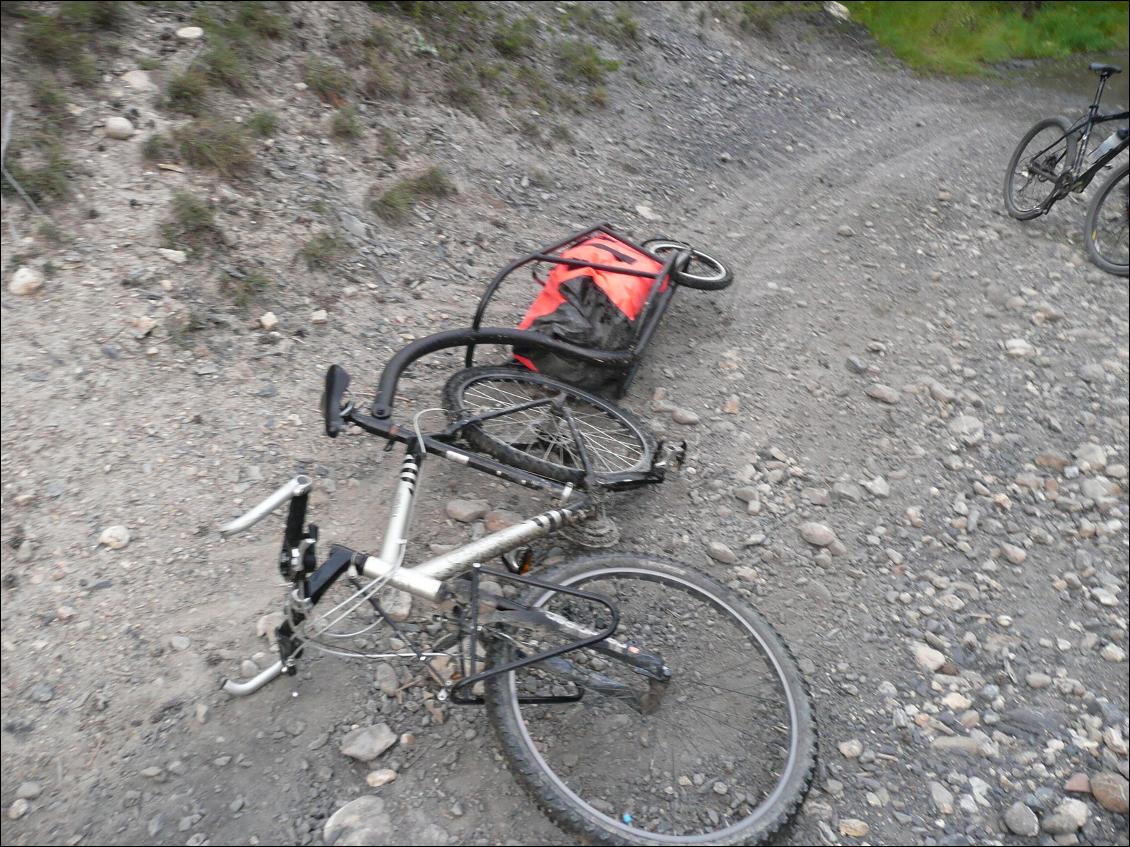 On ne peut positionner le vélo + remorque en U, il faut coucher l'ensemble ou se munir d'une béquille