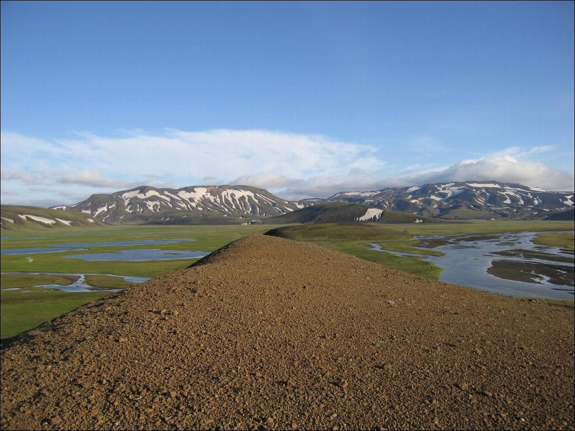 De Landmannahellir à Landmannalaugar : aux abords du lac de Lö?mundarvatn