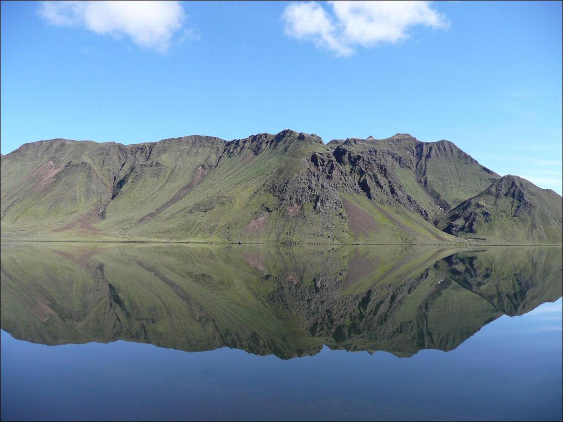 De Landmannahellir à Landmannalaugar : lac de Lö?mundarvatn pas un souffle d'air : rare en Islande