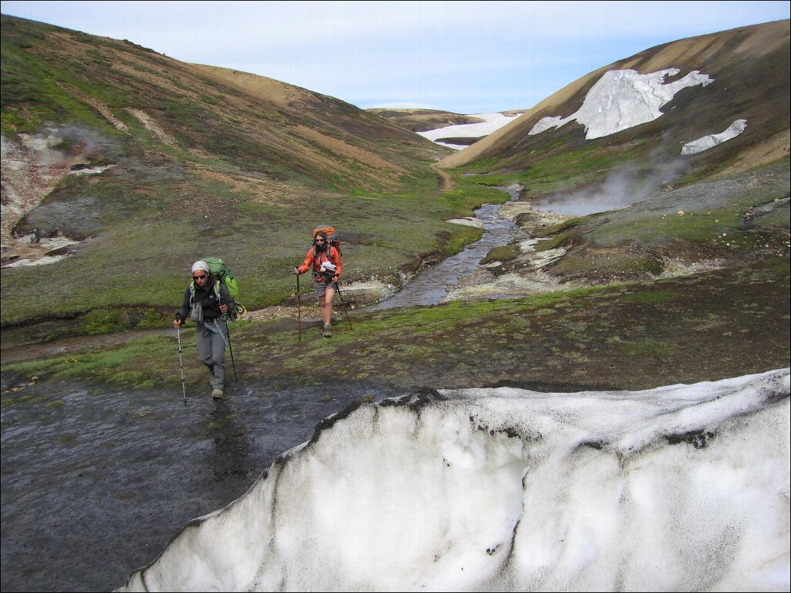 Trek Landmannalaugar : Etape 1, on traverse des zones de hot spot, fumerolles et mares bouillantes, trous souffleurs créent un décor étonnant