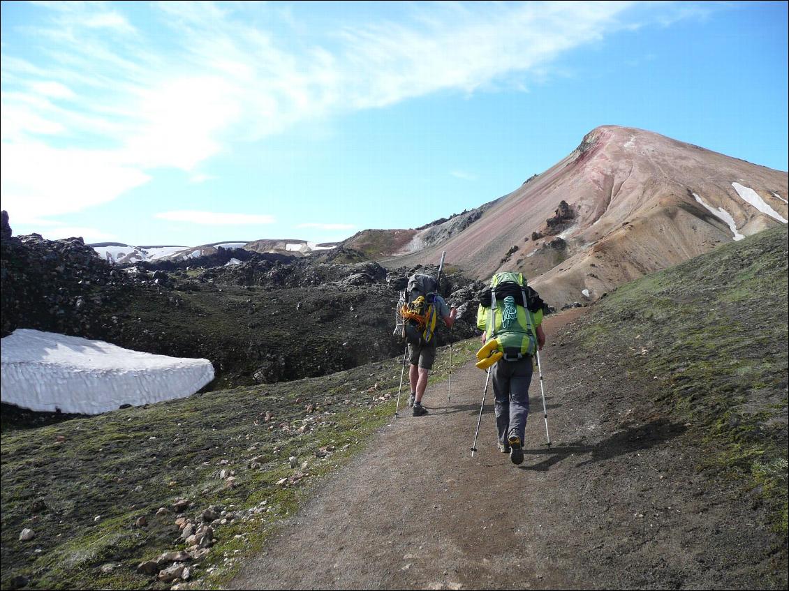 Les couleurs aux abords du Landmannalaugar : le vert de l'herbe, le bleu du ciel, l'ocre des montagnes, le noire de la lave, le blanc de la neige