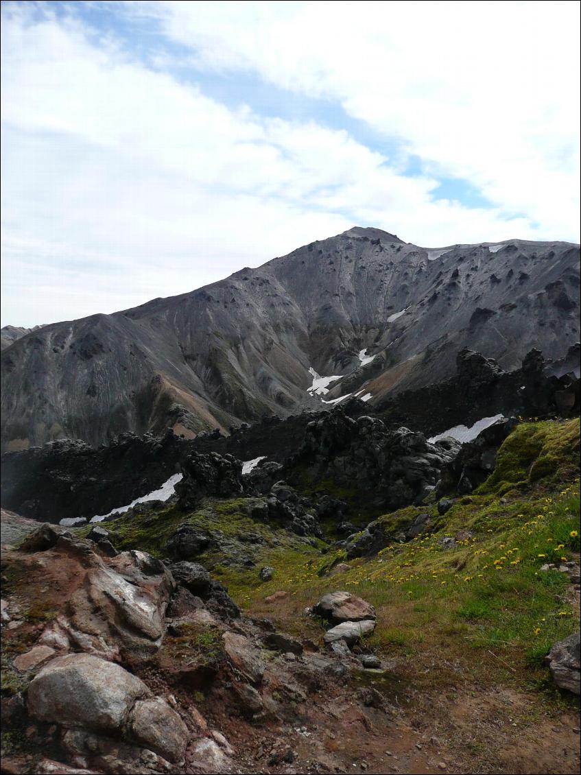 Aux abords des montagnes ocres se trouvent également des montagnes toute grises