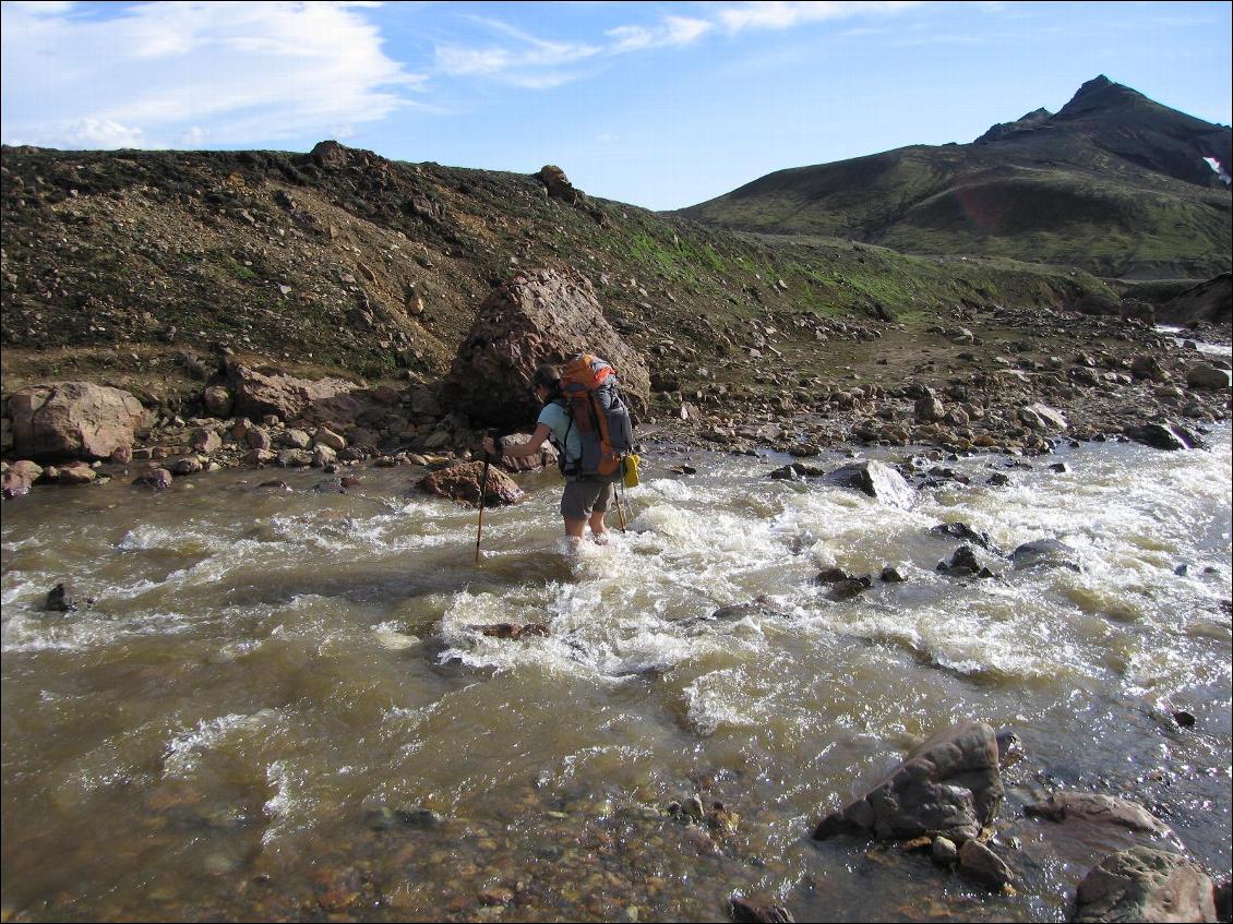 Trek Landmannalaugar-Thorsmörk : petite traversée de torrent avant Alftavatn