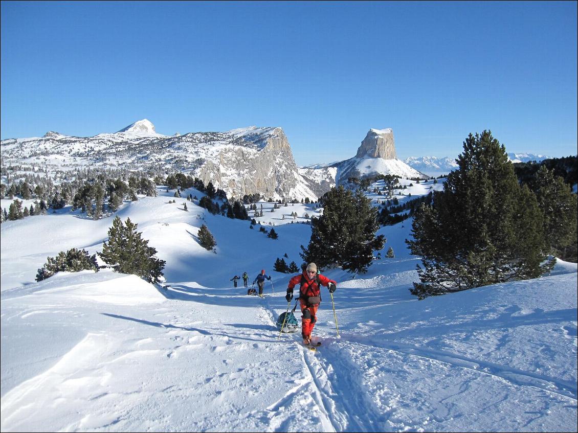 En partant de Chamailloux, direction Glandasse avec le superbe Mont-Aiguille en arrière plan