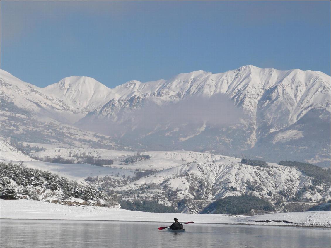 lac-de-serre-poncon-en-hiver-kayak-de-mer