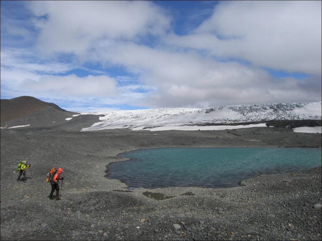 Petits lacs glaciaires au pied du Hofsjokull