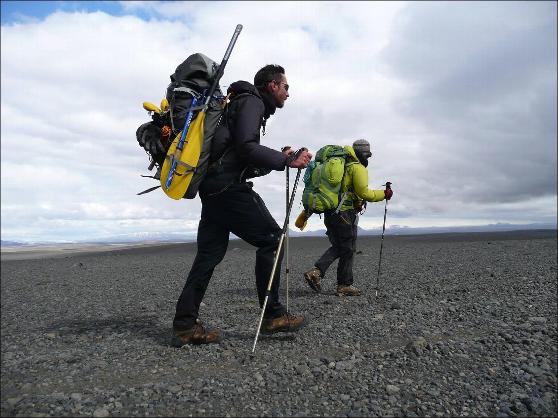 Nous avons transporté un mini raft Alpacka raft et une pagaie, des crampons, des cordes, un piolet. Nous n'avons pas utilisé ce matériel. Quand le raft (destiné à traverser de grosses rivières) aurait pu être utile, le vent, autour de 100km/h ce jour-là, nous en a empêché...