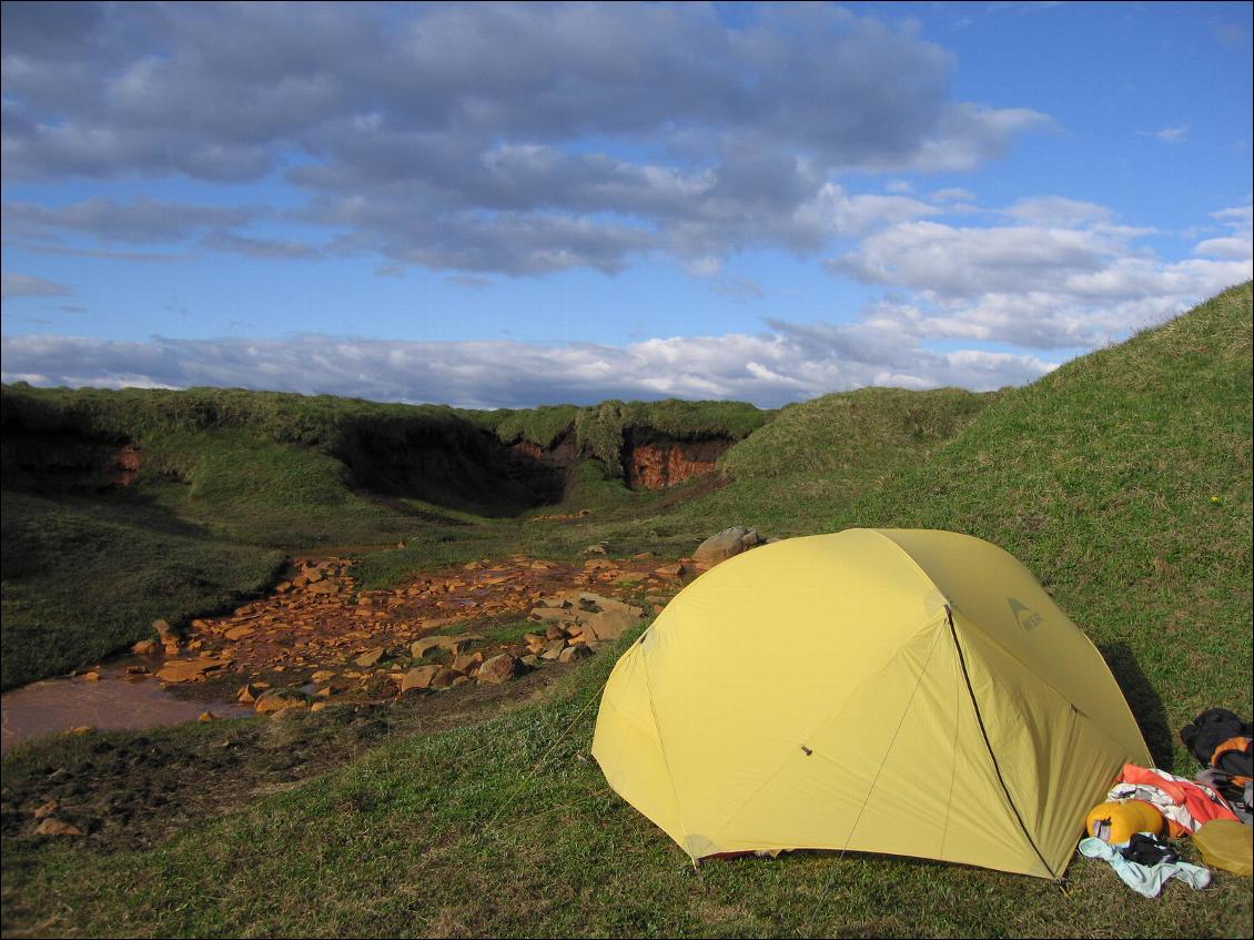 Petit bivouac sympathique dans une dépression du plateau pour s'abriter du vent