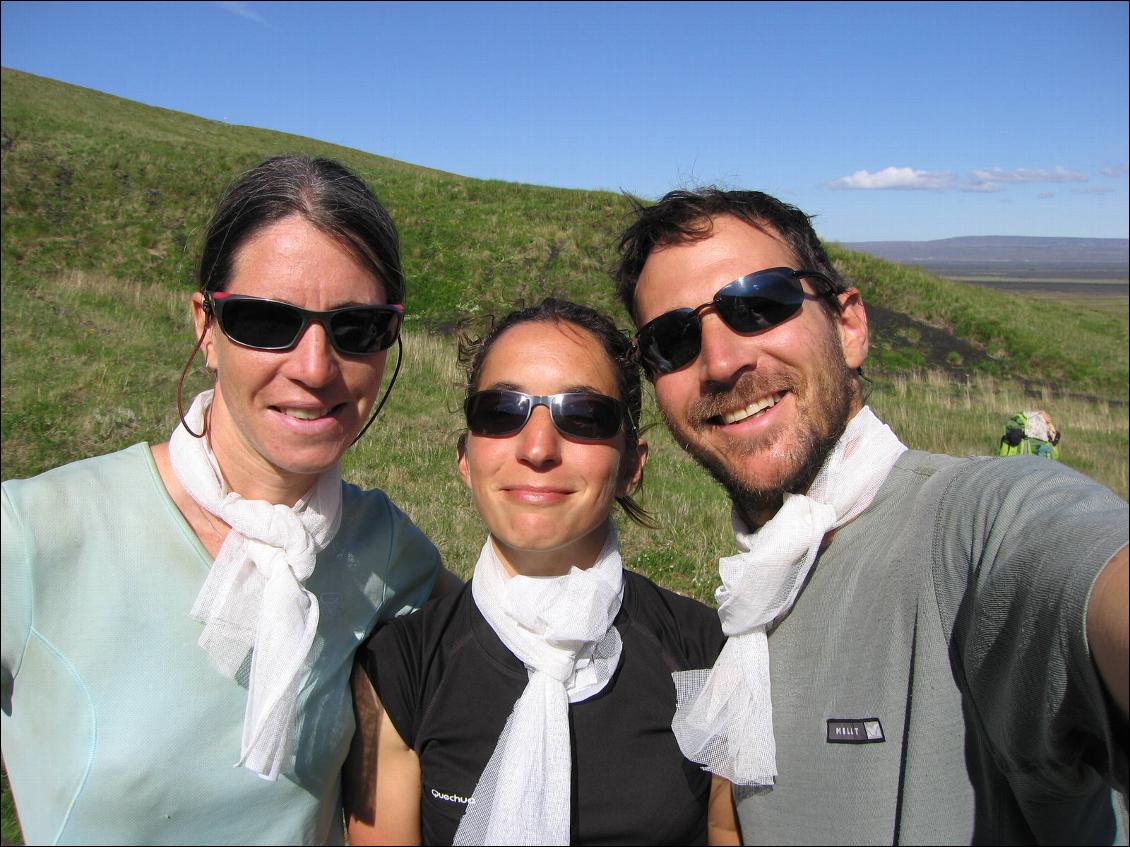 La fine équipe au complet, Johanna, Raphaële et Olivier. (Les jolis foulards sont en fait nos moustiquaires pour nous isoler des moucherons)