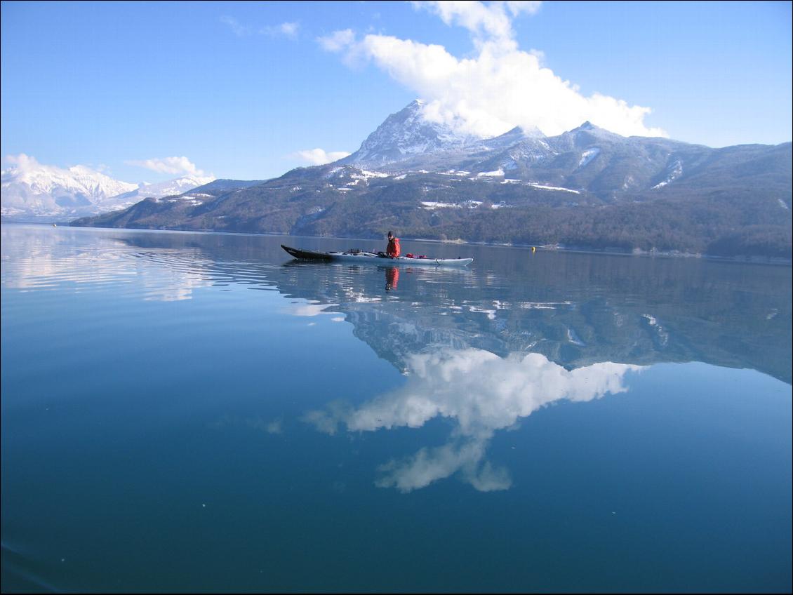 L'hiver Le pic de Morgon en fond (2324m) qui domine le lac de quelque 1500m