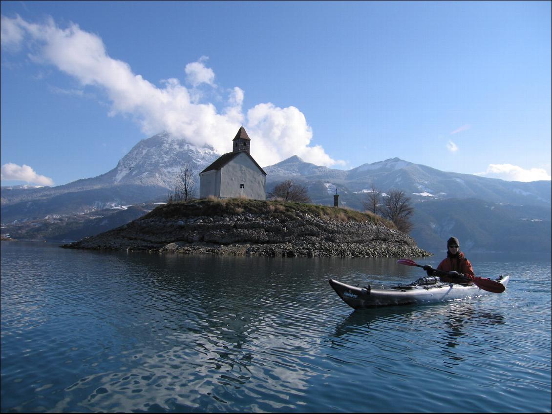 Le kayak, un bon moyen d'accéder l'île de chapelle Saint Michel