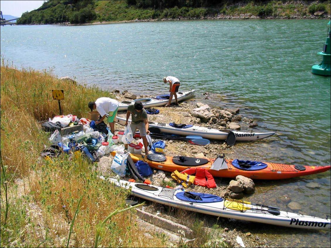 Le départ, chargement des kayaks