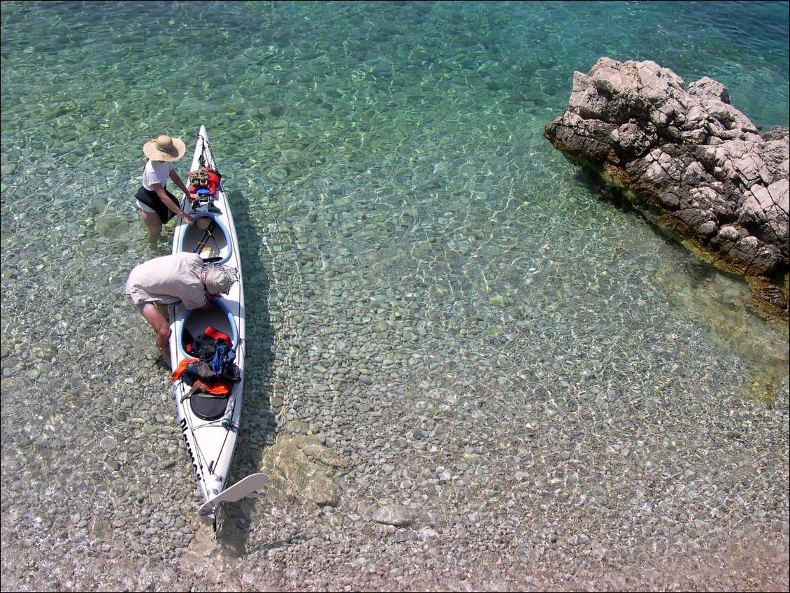 Chargement du kayak au départ d'un bivouac