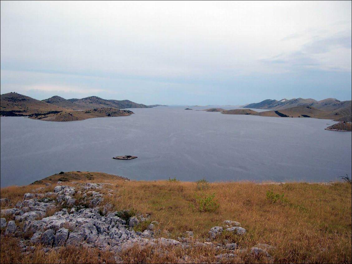 Au sud s'étend l'archipel des Kornati