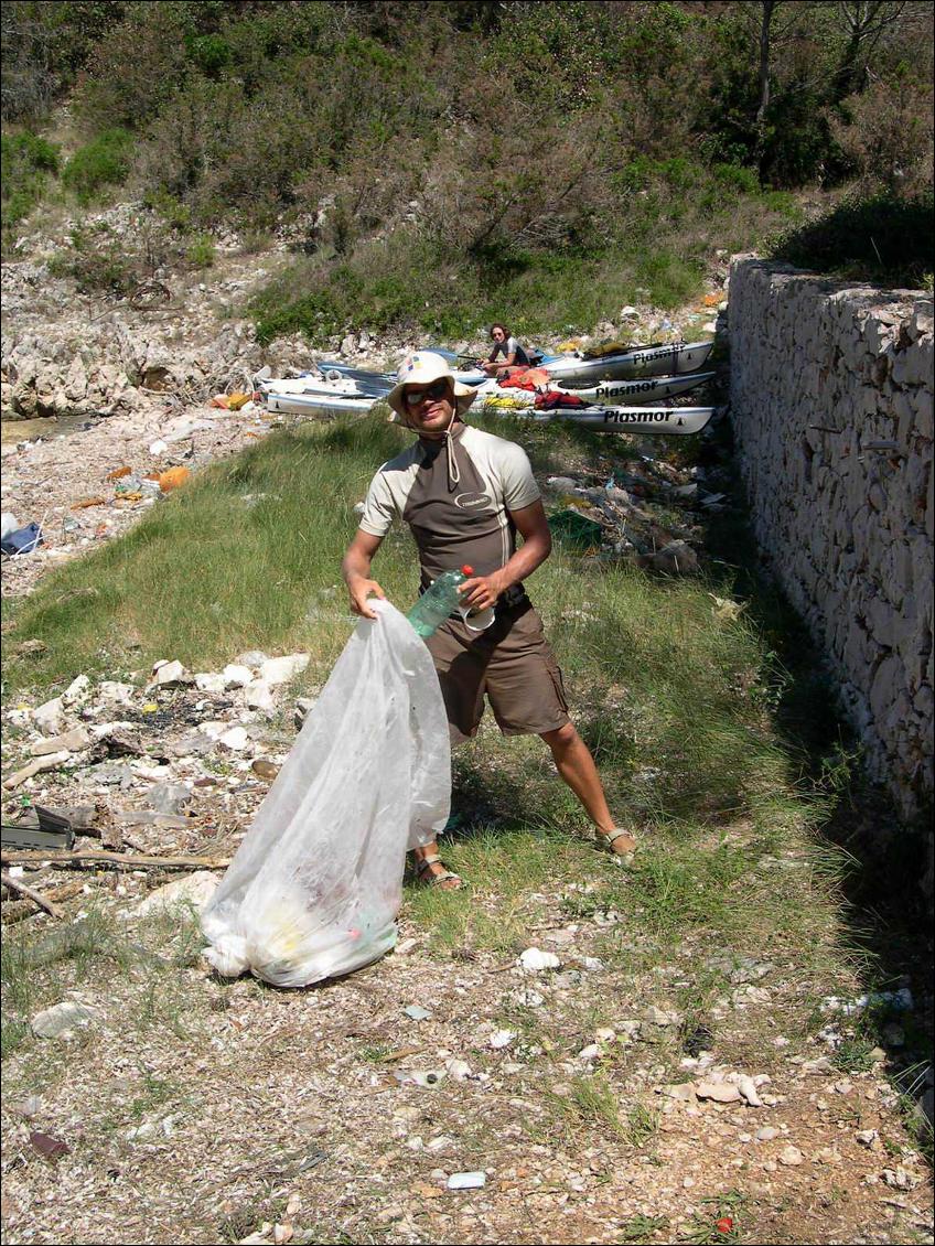 On récupère les déchets sur les plages, souvent il y en a tellement que nous ne pouvons que les rassembler dans un coin de la crique...