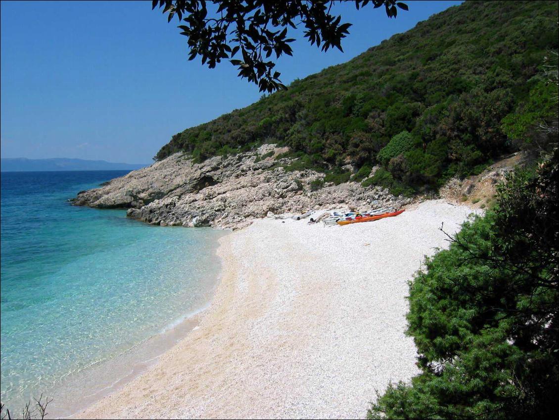 Lumineuses les plages de galets blancs