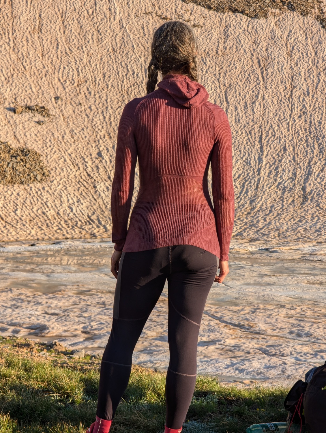 Pas de passe-pouce mais la manche est suffisamment longue, moulante et souple pour ne pas en nécessiter à mon avis (la manche reste bien en place), et permettre le port aisé et confortable d'une montre un peu volumineuse (ici au poignet gauche).